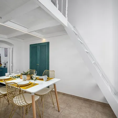 Annikas Port View-1st Floor Apartment *