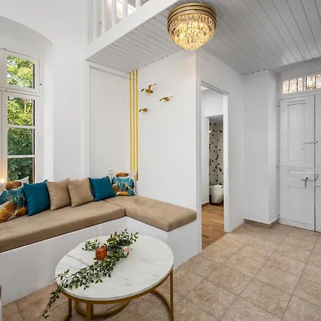 Annikas Port View-1st Floor *