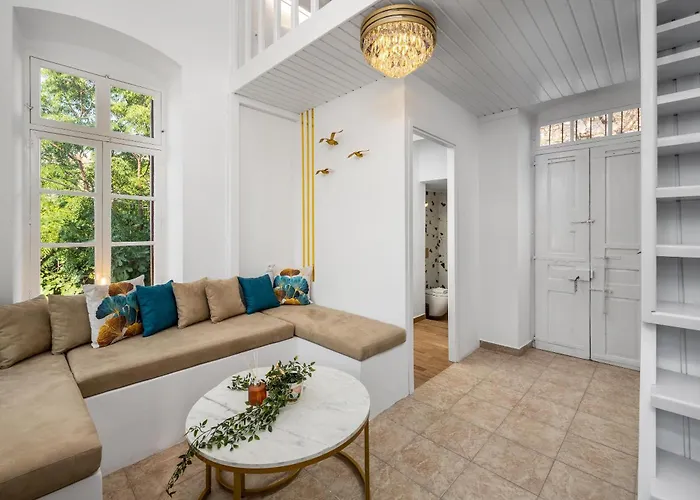 Annikas Port View-1st Floor *